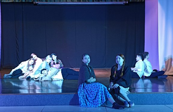 кстово восторг танцы. зрители в театре. зрители в детском театре. ребенок в восторге. театр восторг.